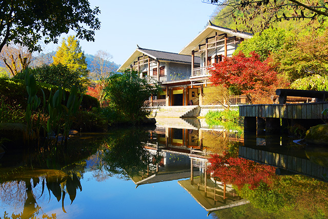 張家界黃龍洞景區(qū)：初冬秋色艷，游客樂(lè)享休閑時(shí)光（組圖）