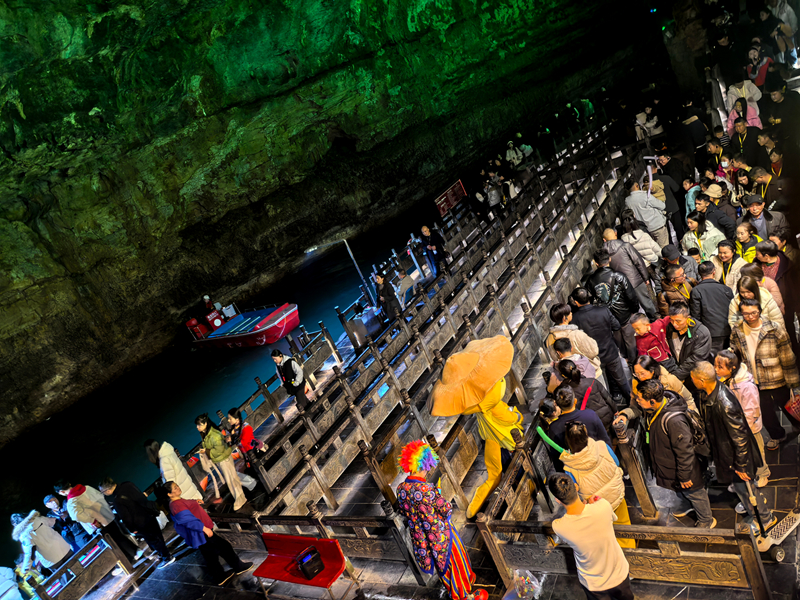 黃龍洞景區(qū)有序應對客流高峰，近萬中外游客共享“潮玩中國年”
